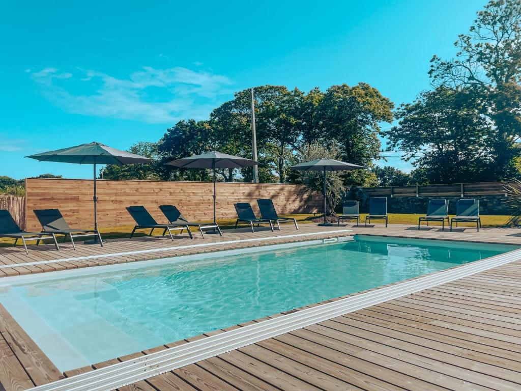 Bazén v ubytování Domaine du Mimosa nebo v jeho okolí