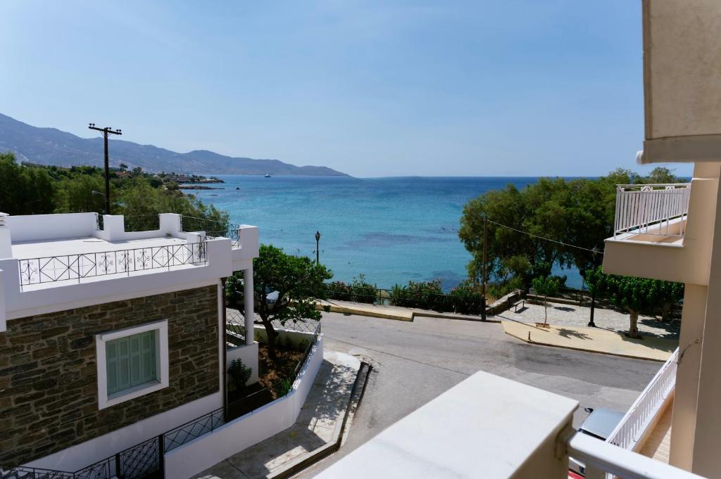 een uitzicht op de oceaan vanuit een gebouw bij Ammos Luxury Suite in Karistos