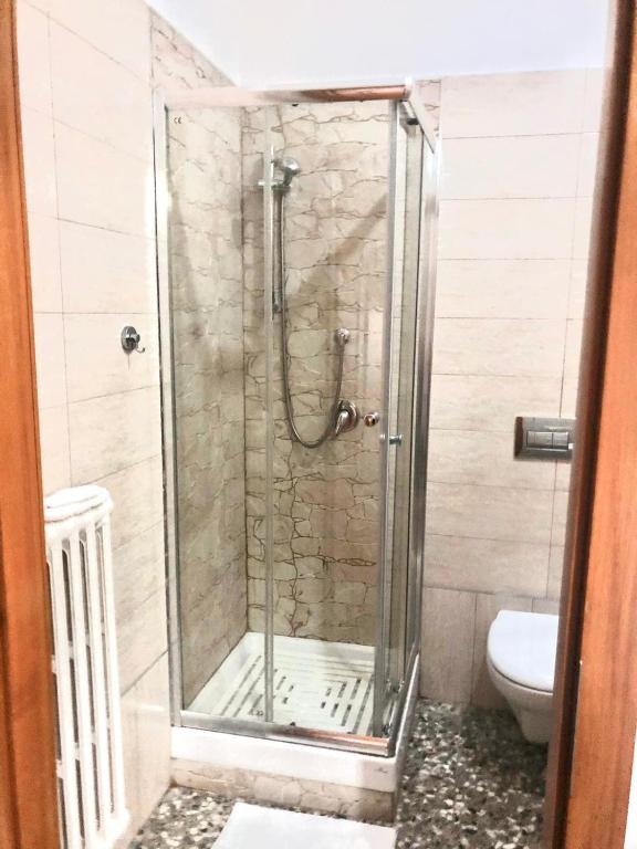 eine Dusche mit Glastür im Bad in der Unterkunft CASA PICCOLA LELLA in Policoro