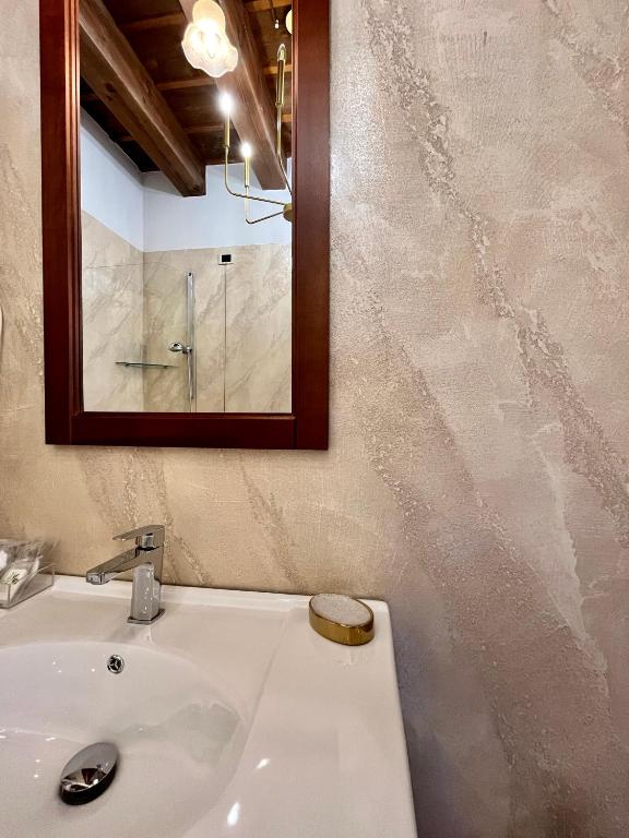 A bathroom at Relais Ponte Pietra