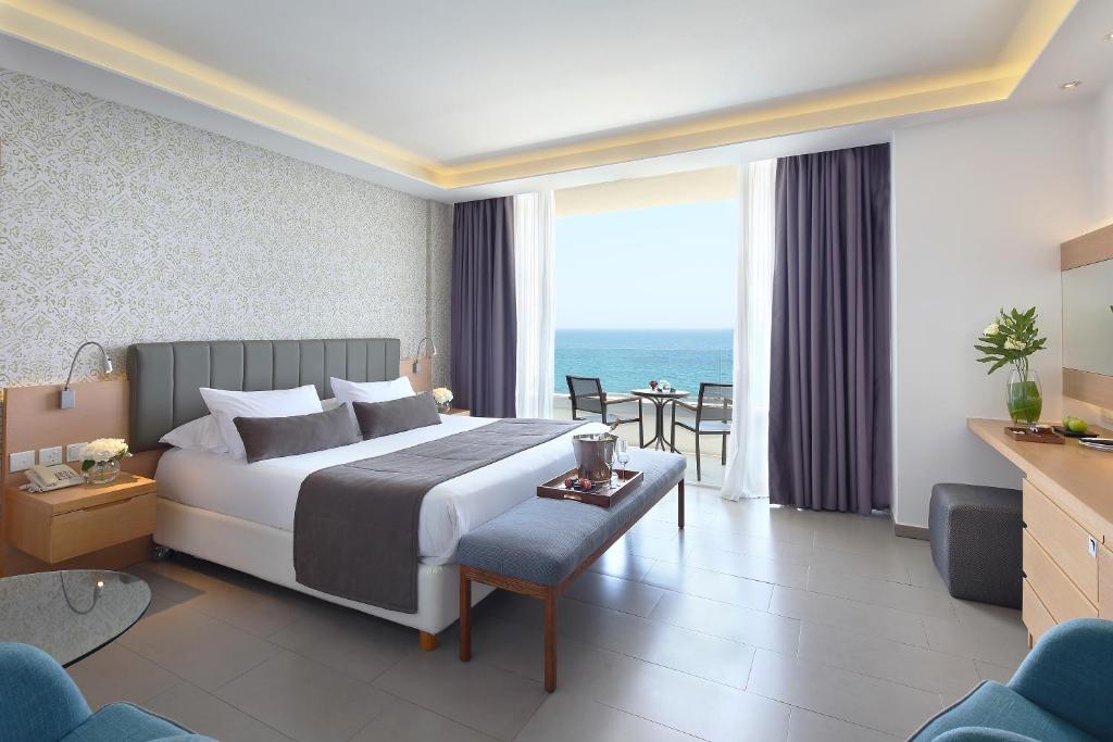 Un ou plusieurs lits dans un hébergement de l'établissement Royal Apollonia by Louis Hotels