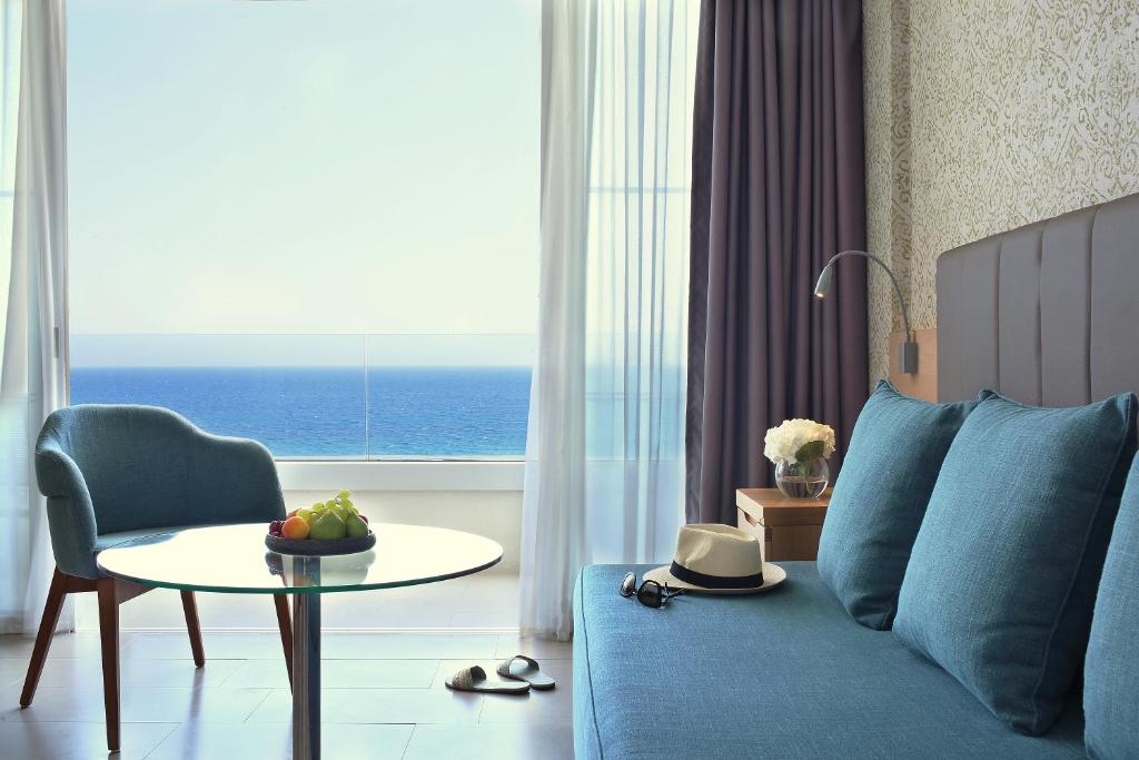Coin salon dans l'établissement Royal Apollonia by Louis Hotels