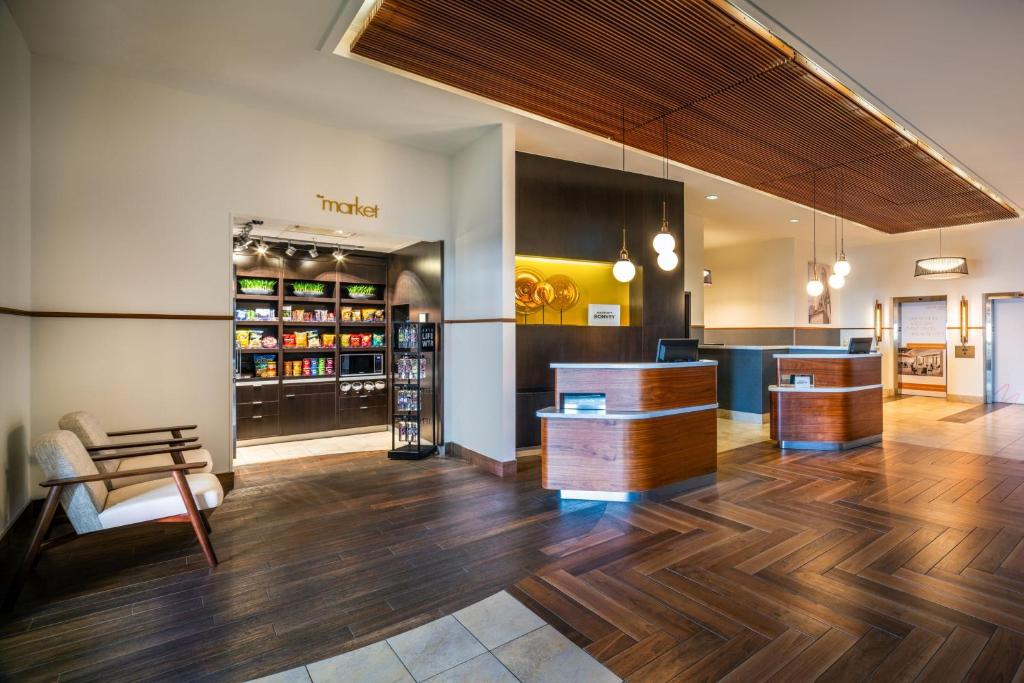 Lounge nebo bar v ubytování Courtyard by Marriott Calgary South
