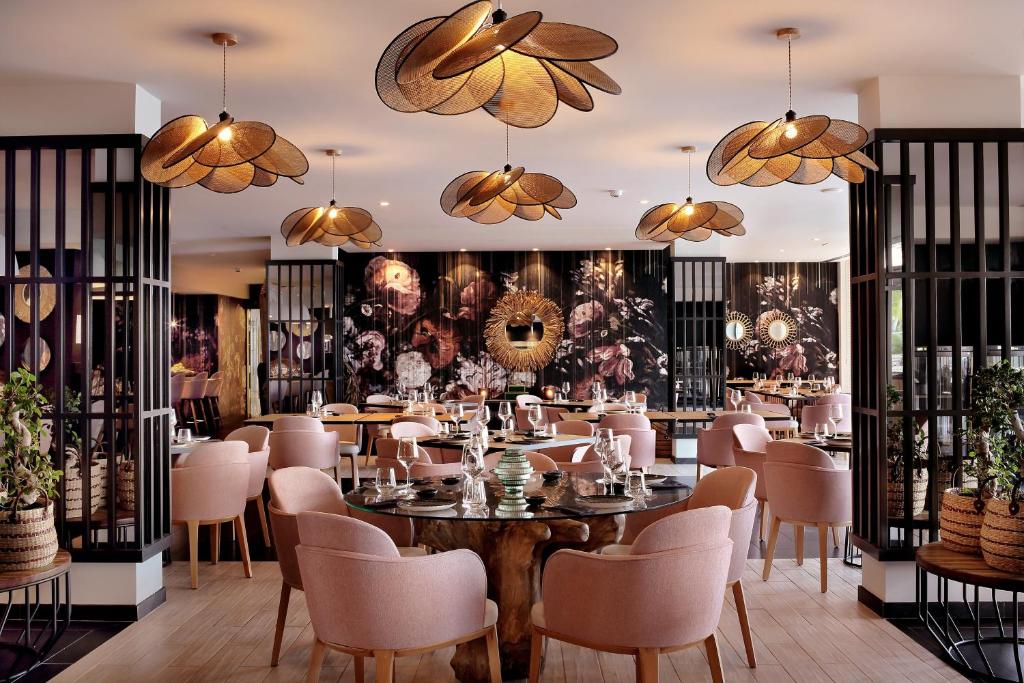 Restaurant ou autre lieu de restauration dans l'établissement Royal Apollonia by Louis Hotels