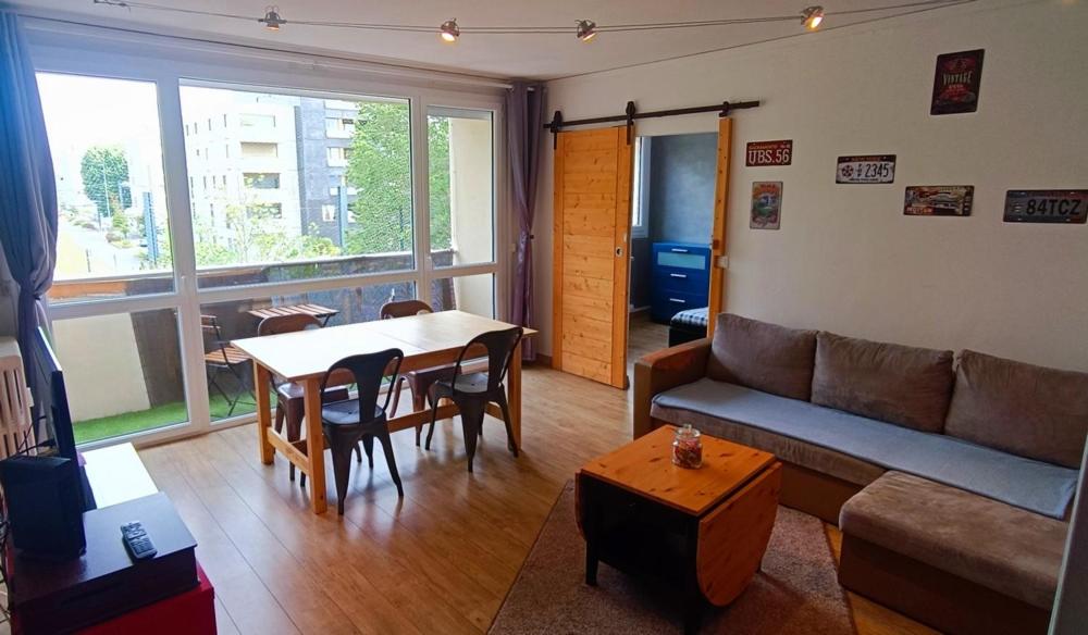 Appart 3 Chambres - 6 personnes - Mémorial - Université في كايين: غرفة معيشة مع أريكة وطاولة