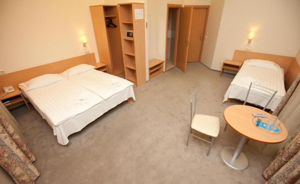 Postel nebo postele na pokoji v ubytování TOSS Hotel