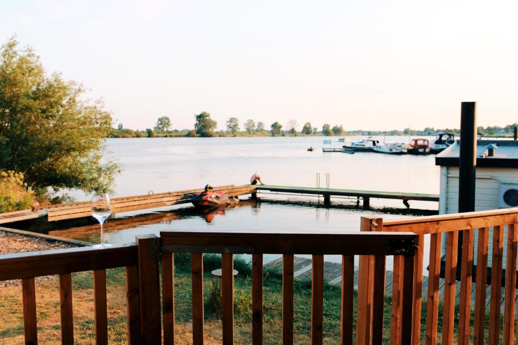 Výhled na řeku, která protéká v blízkosti luxury tent