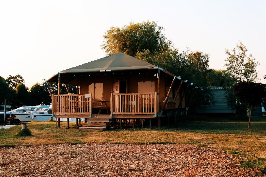 Budova, kde se the luxury tent nachází