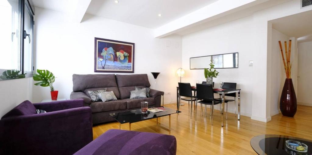 - un salon avec un canapé et une table dans l'établissement Precioso apartamento en Calle Iriarte, à Madrid