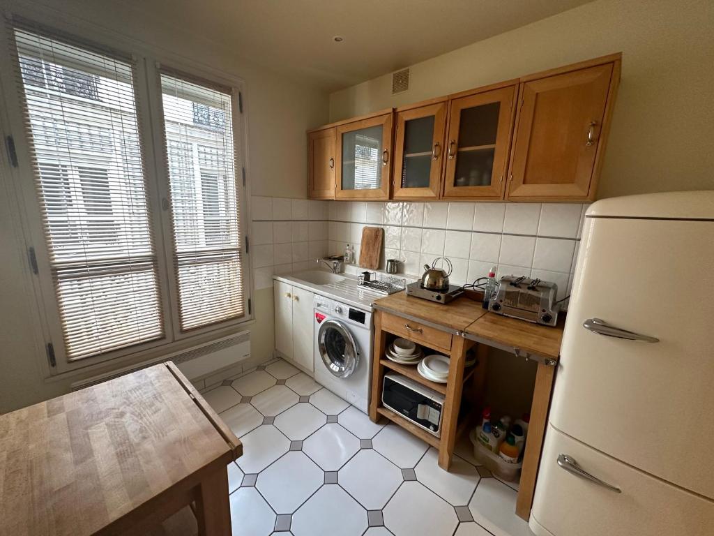 Una cocina o cocineta en 70 sqm apartment in 75008 Paris