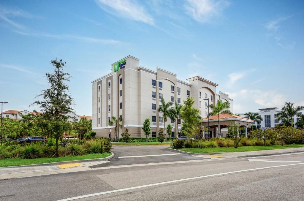 un gran edificio blanco en una calle con una carretera en Holiday Inn Express & Suites - Miramar, an IHG Hotel en Miramar