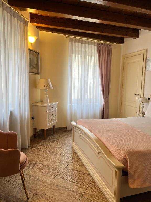 A bed or beds in a room at Relais Ponte Pietra