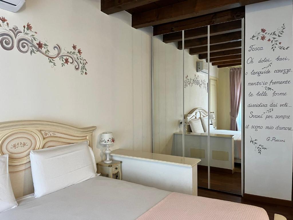 A bed or beds in a room at Relais Ponte Pietra
