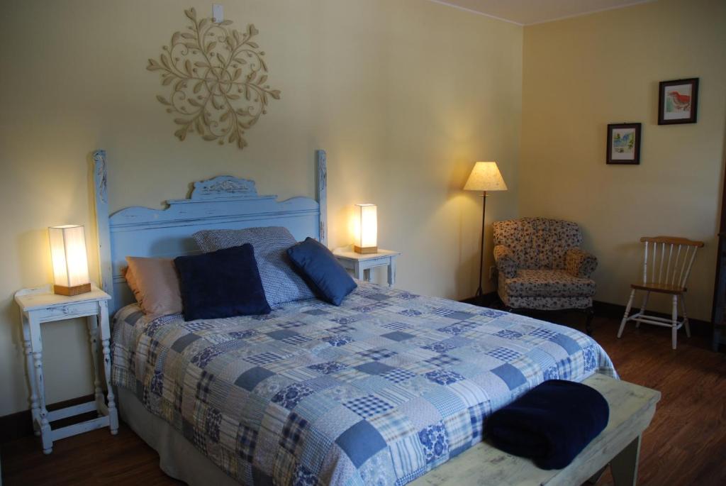 Postel nebo postele na pokoji v ubytování Victoria Falls House Inn