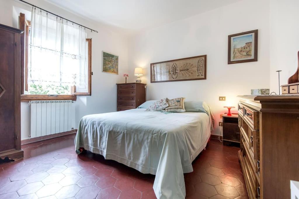 1 dormitorio con 1 cama, vestidor y ventana en un'angolo incantato en Florence