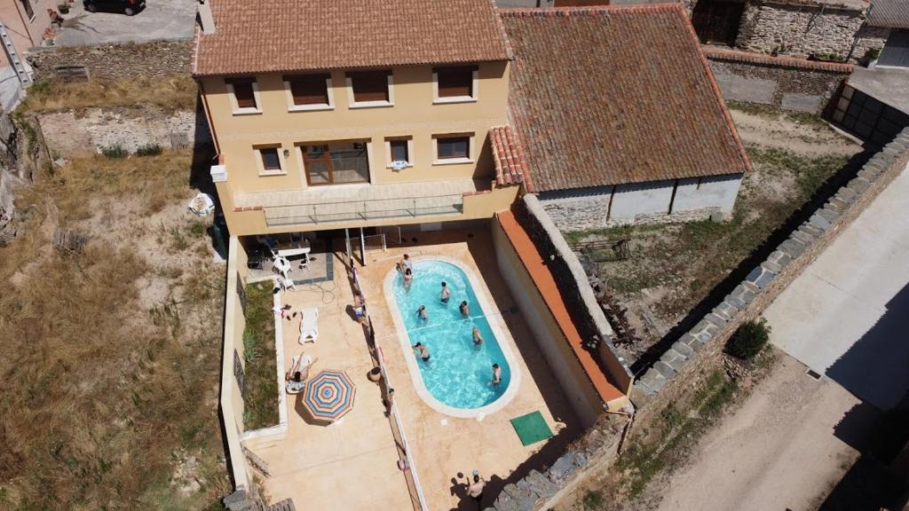 an overhead view of a house with a swimming pool at La Via Verde in Miguel-Ibáñez