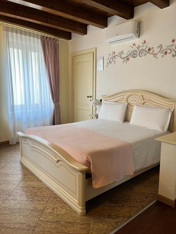 A bed or beds in a room at Relais Ponte Pietra