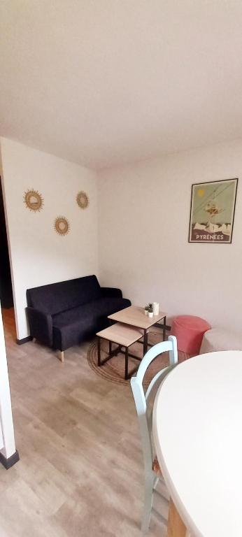 un salon avec un canapé et une table dans l'établissement EUGENIE DE LUZ, T2 4 personnes, belle vue, avec parking, à Luz-Saint-Sauveur