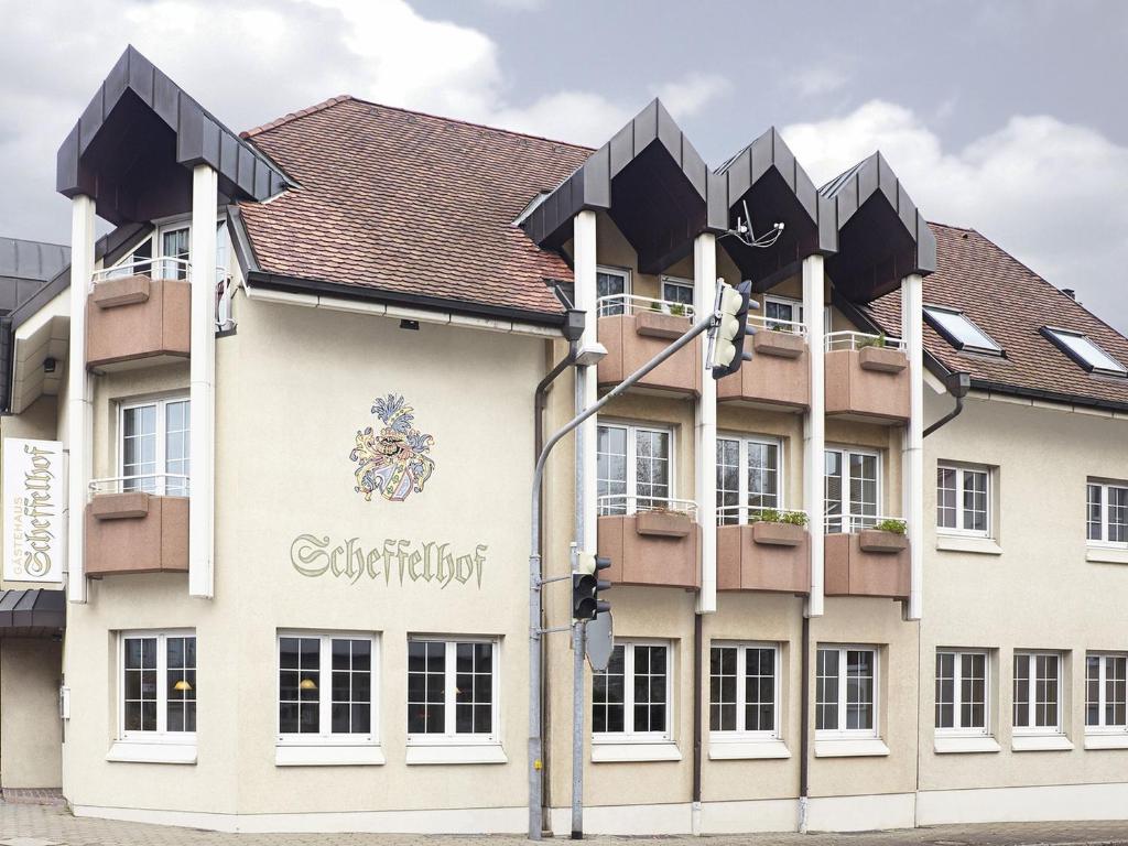 un bâtiment avec un panneau sur son côté dans l'établissement Hotel Scheffelhof, à Bad Säckingen