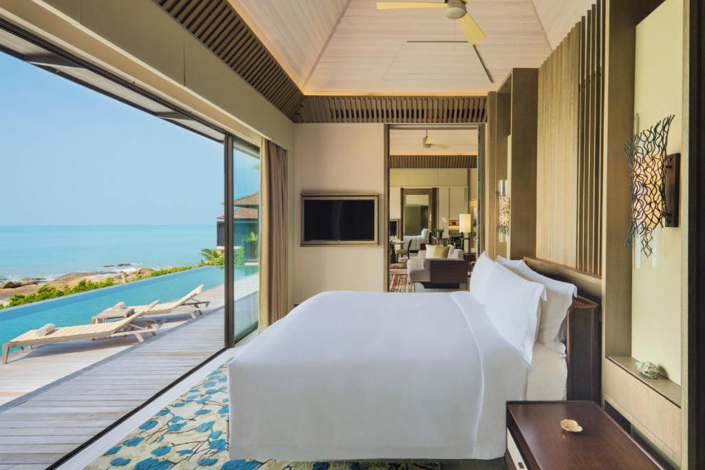 Postel nebo postele na pokoji v ubytování The Ritz-Carlton, Langkawi
