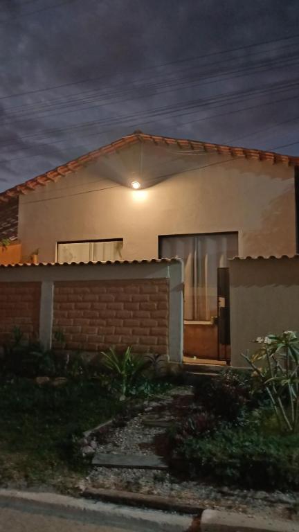 una piccola casa con una recinzione di fronte di Casa Da Ju Cavalcante a Cavalcante