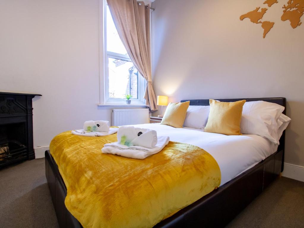 Een bed of bedden in een kamer bij Pass the Keys Cosy flat close to metro City and hospitals