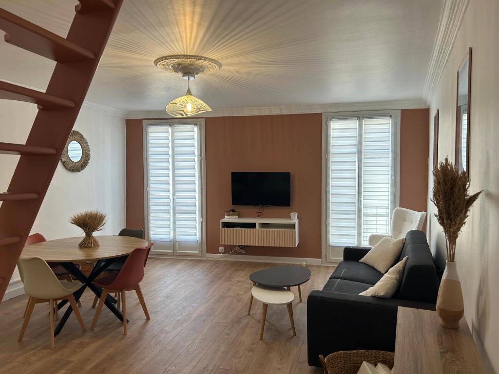 un salon avec un canapé et une table dans l'établissement Duplex climatisé proche port Toulon, à Toulon