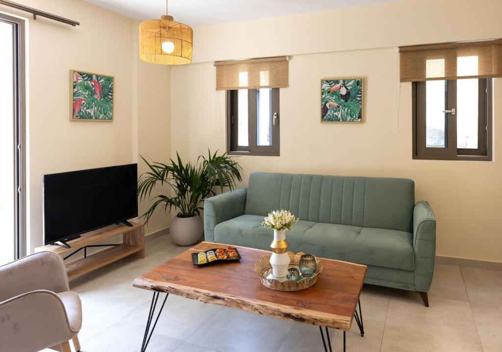 een woonkamer met een groene bank en een salontafel bij Meraviglia Residence - Diamond Apartment in Argostoli