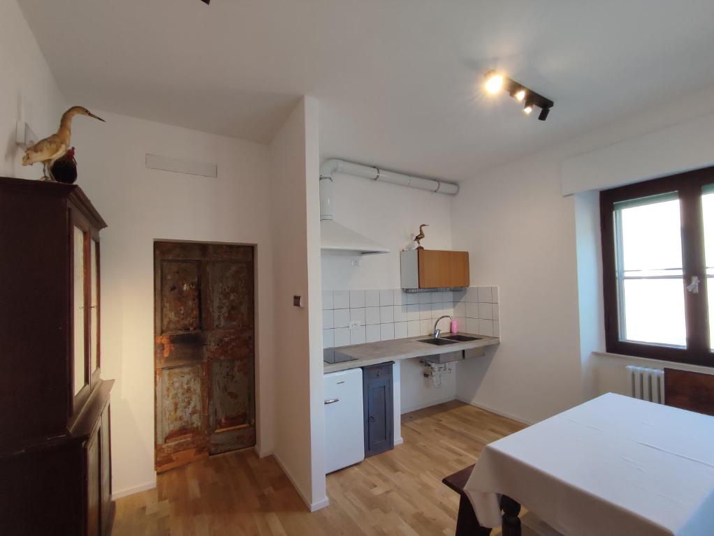 Dapur atau dapur kecil di Hoarder's Home Gallery