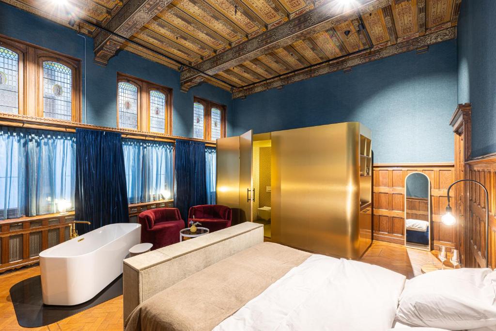 a bedroom with a bed and a tub in a room at Hotel Staatsman in Zwolle