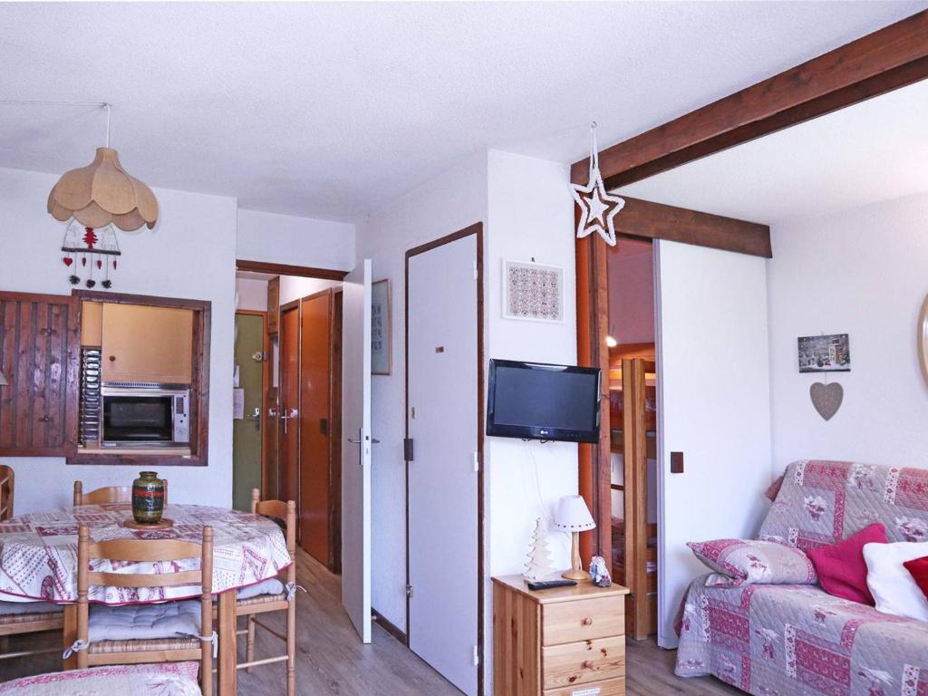 a living room with a couch and a dining room at Appartement Les Orres, 1 pièce, 6 personnes - FR-1-322-26 in Les Orres