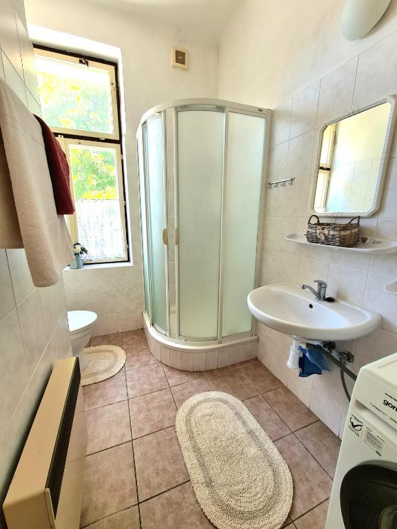 Koupelna v ubytování Úzkokolejky - apartmány Nová Bystřice