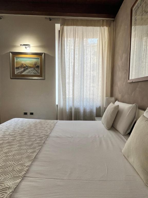 A bed or beds in a room at Relais Ponte Pietra