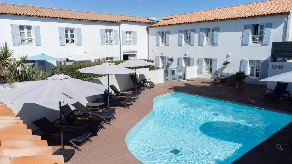 Bazén v ubytování Appart'hotel Perle de Ré nebo v jeho okolí