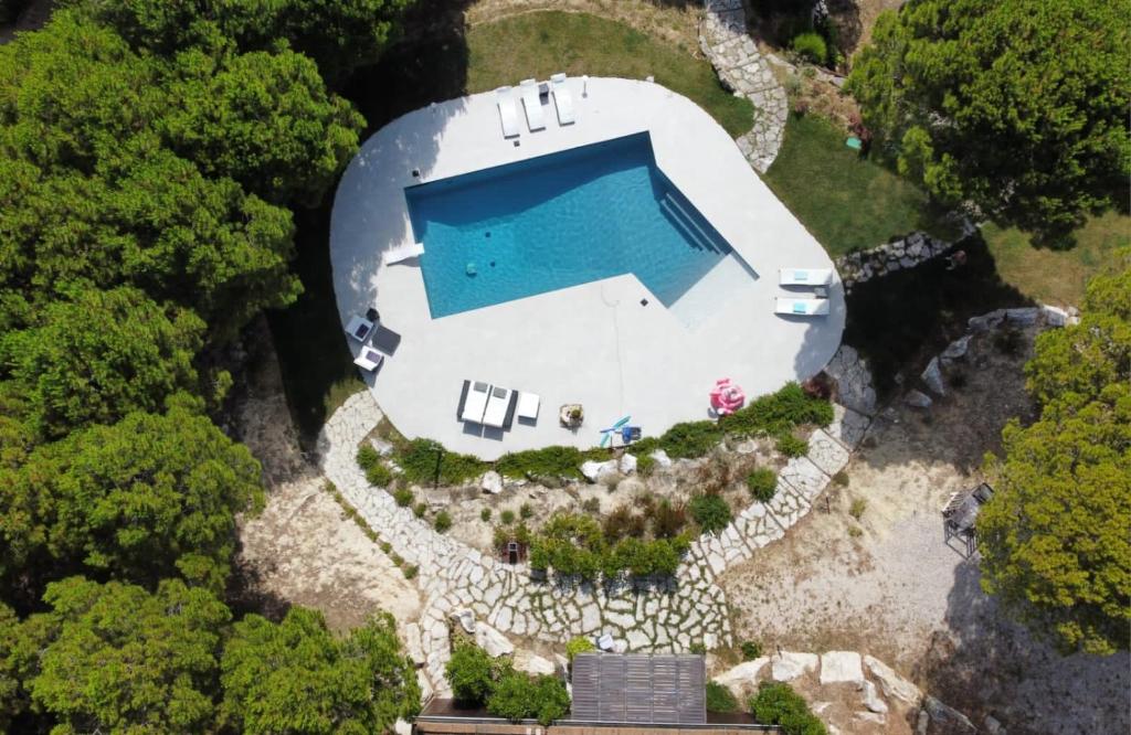 een uitzicht over een landgoed met een zwembad bij GreenValley BnB in Lapedona