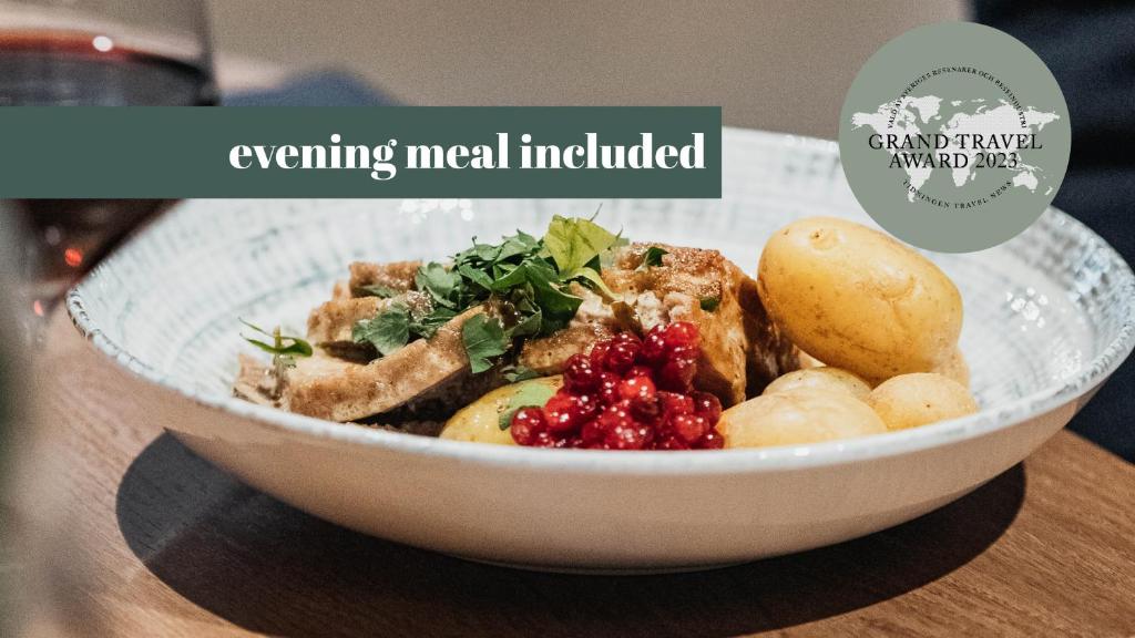 - un bol de nourriture sur une table avec un panneau indiquant que le repas de l'événement est inclus dans l'établissement Clarion Collection Hotel Kompaniet, à Nyköping