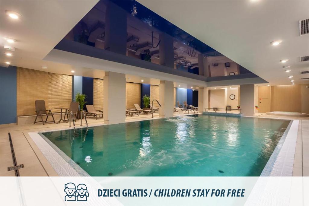 格但斯克的住宿－HOTEL NUMBER ONE BY GRANO Gdańsk，酒店大堂的大型游泳池