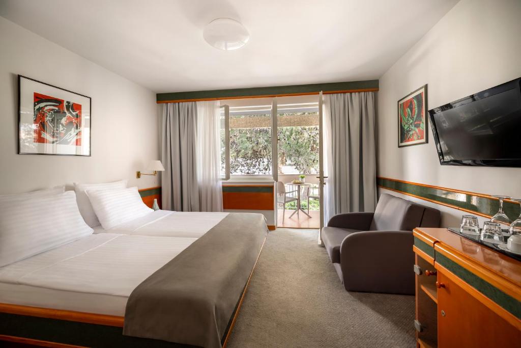 Postelja oz. postelje v sobi nastanitve Maistra Select Pineta Hotel