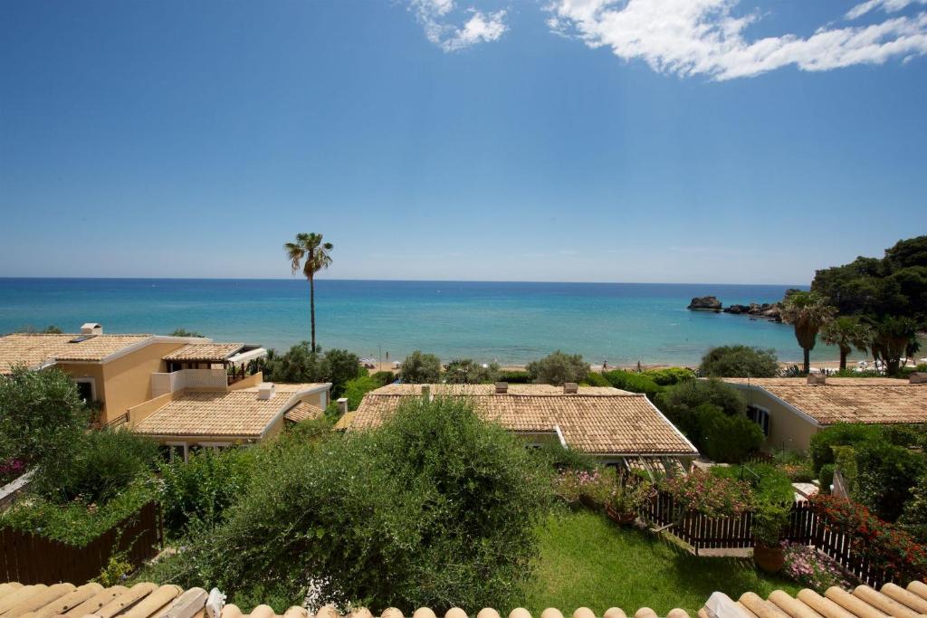 - une vue sur une maison avec l'océan en arrière-plan dans l'établissement Private Veranda to the Sea New Era Home 32 by New Era, à Glyfada