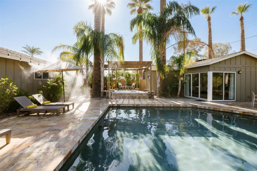 - une piscine dans un jardin planté de palmiers dans l'établissement The Westwind, à Phoenix