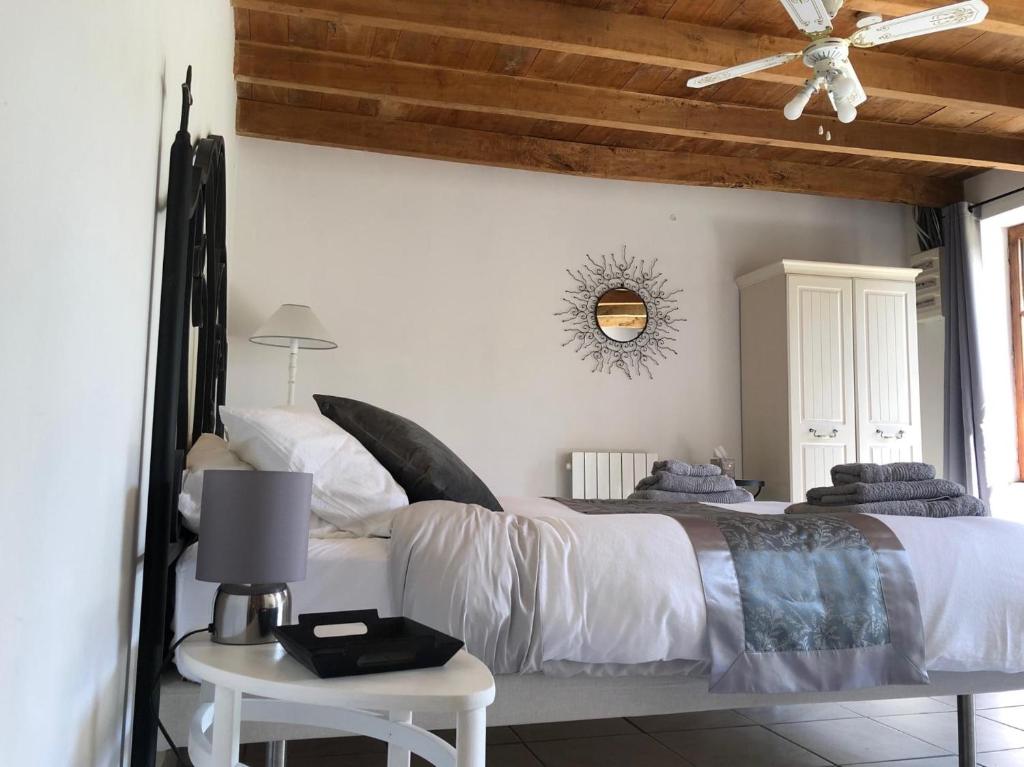 Cama o camas de una habitación en Couples only luxury Gite