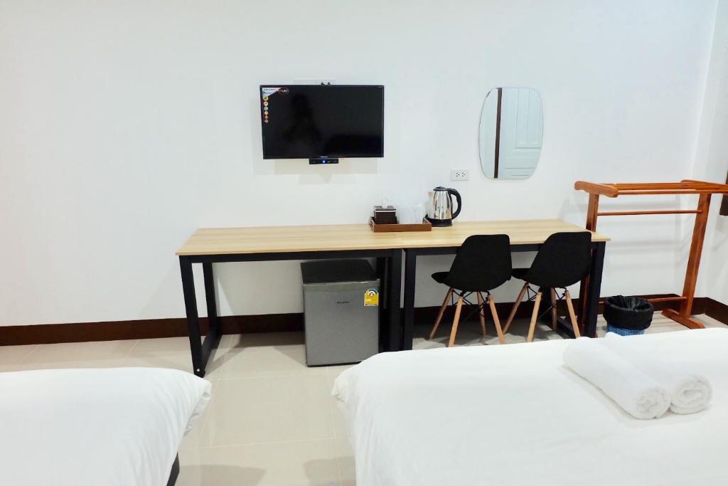 Postel nebo postele na pokoji v ubytování โรงแรมบ้านครูตุ้ม เชียงคาน เลย Baankrutoom Hotel Chiangkhan Loei