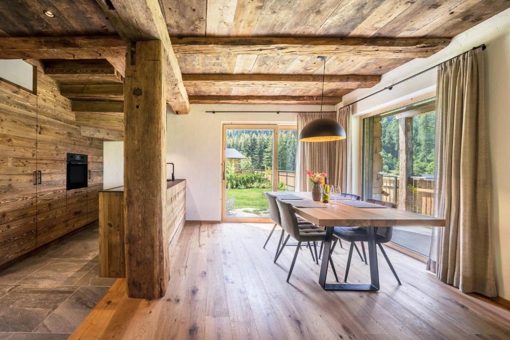 a kitchen and dining room with a table and chairs at Chalet zu Wosser in San Leonardo in Passiria