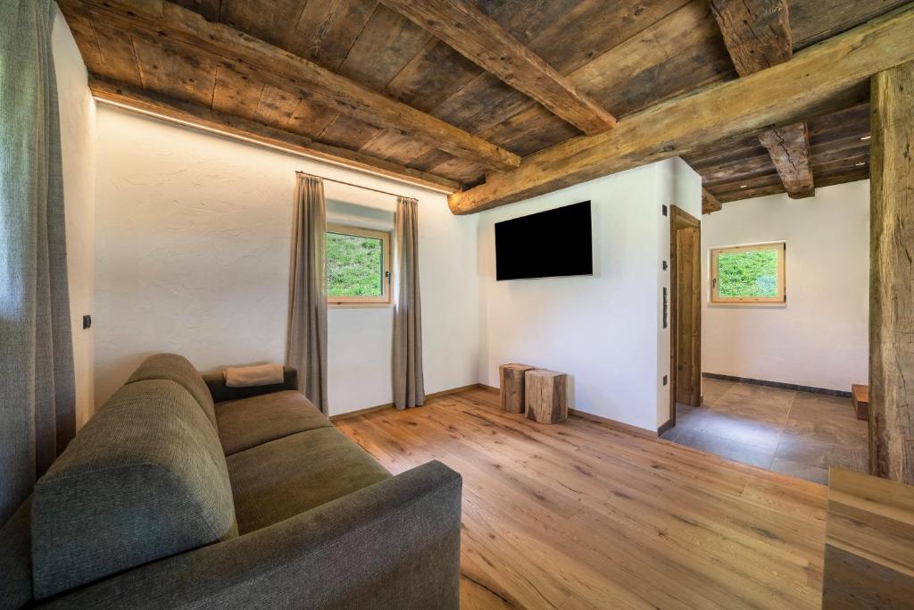TV a/nebo společenská místnost v ubytování Chalet zu Wosser