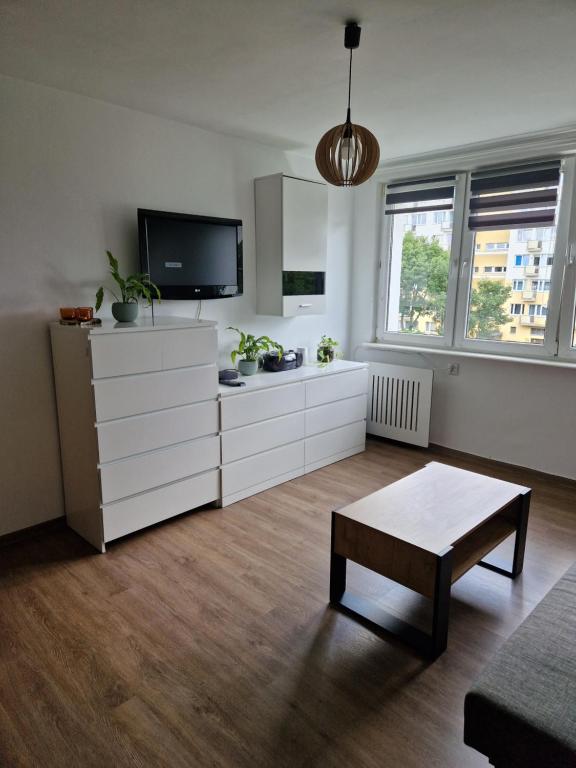salon z telewizorem i stolikiem kawowym w obiekcie Jakuba Wejhera 5c 10 w Gdańsku