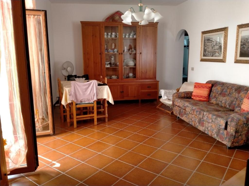 uma sala de estar com um sofá e uma mesa em Casa Rosa em Cirò