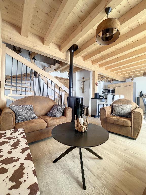 un salon avec deux canapés et une table dans l'établissement Chalet La Galise, à La Toussuire
