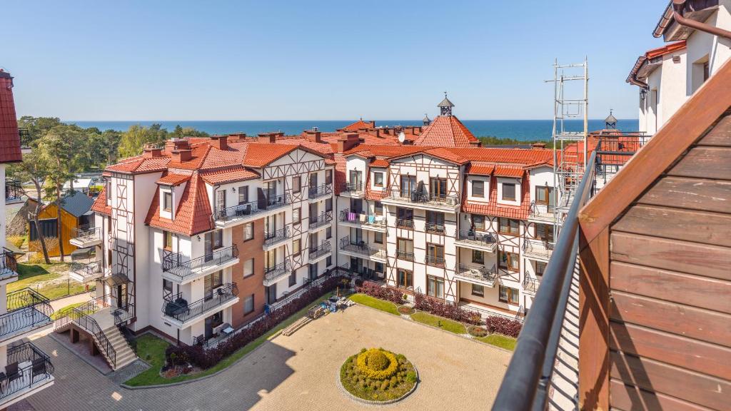 una vista aérea de un gran edificio con patio en Apartamenty Sun & Snow Continental, en Krynica Morska