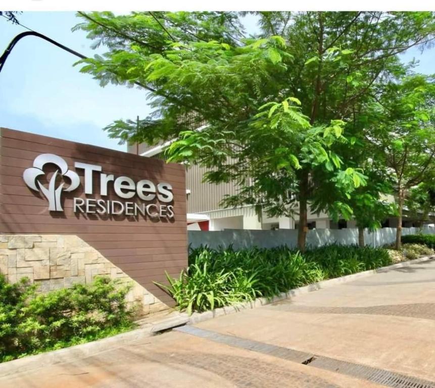 um sinal de reserva de árvores em frente a um edifício em Trees Residence in Quezon City with balcony. em Manila