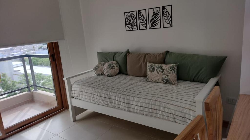 ein Sofa mit Kissen darauf im Zimmer in der Unterkunft Alquiler Temporario SG in Lincoln